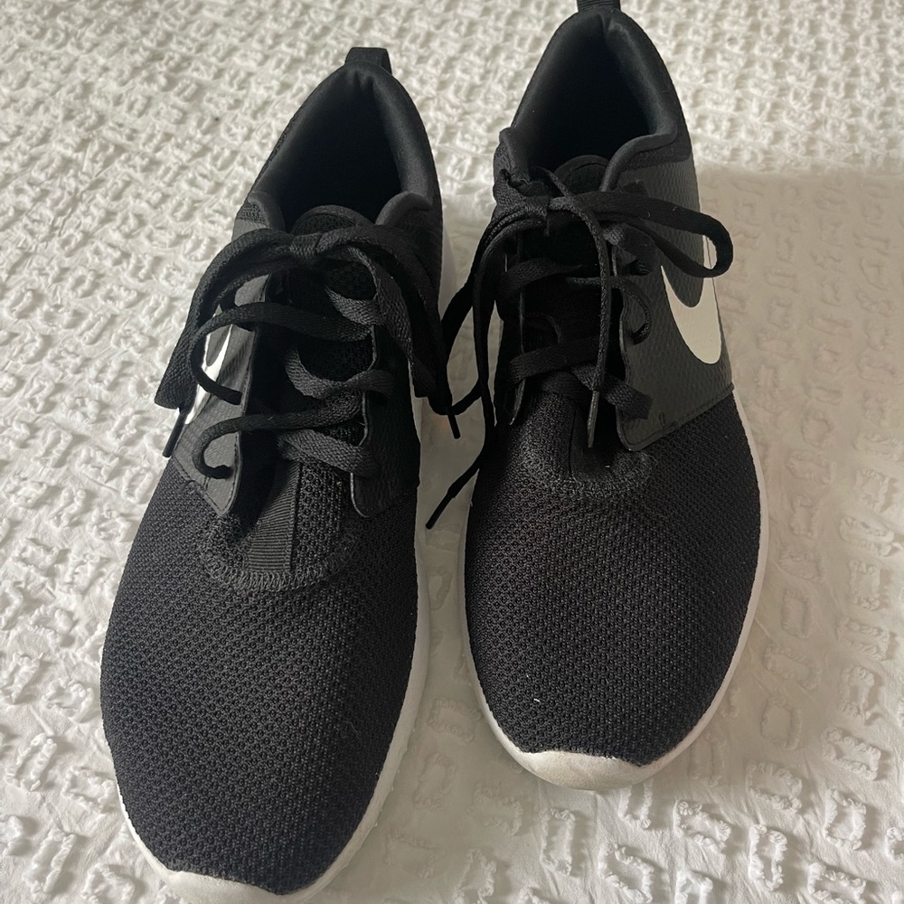 Men’s size 13 Nike Roche Golf Shoes